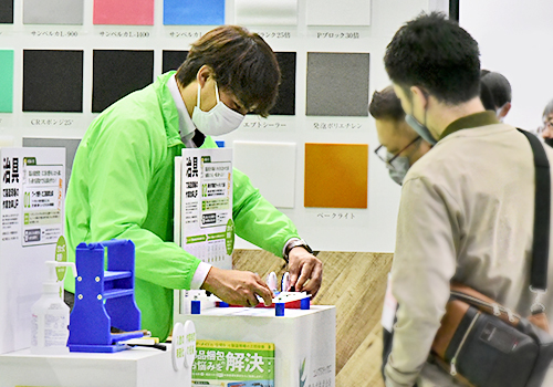 展示会にて治具の実演